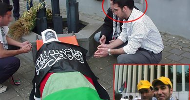 Karim Hassoun (rechts met Hezbollah pet) eert een gedode Hezbollah terrorist voor Kazerne Dossin in Mechelen in 2016