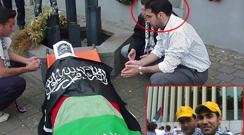 Karim Hassoun (rechts met Hezbollah pet) eert een gedode Hezbollah terrorist voor Kazerne Dossin in Mechelen in 2016